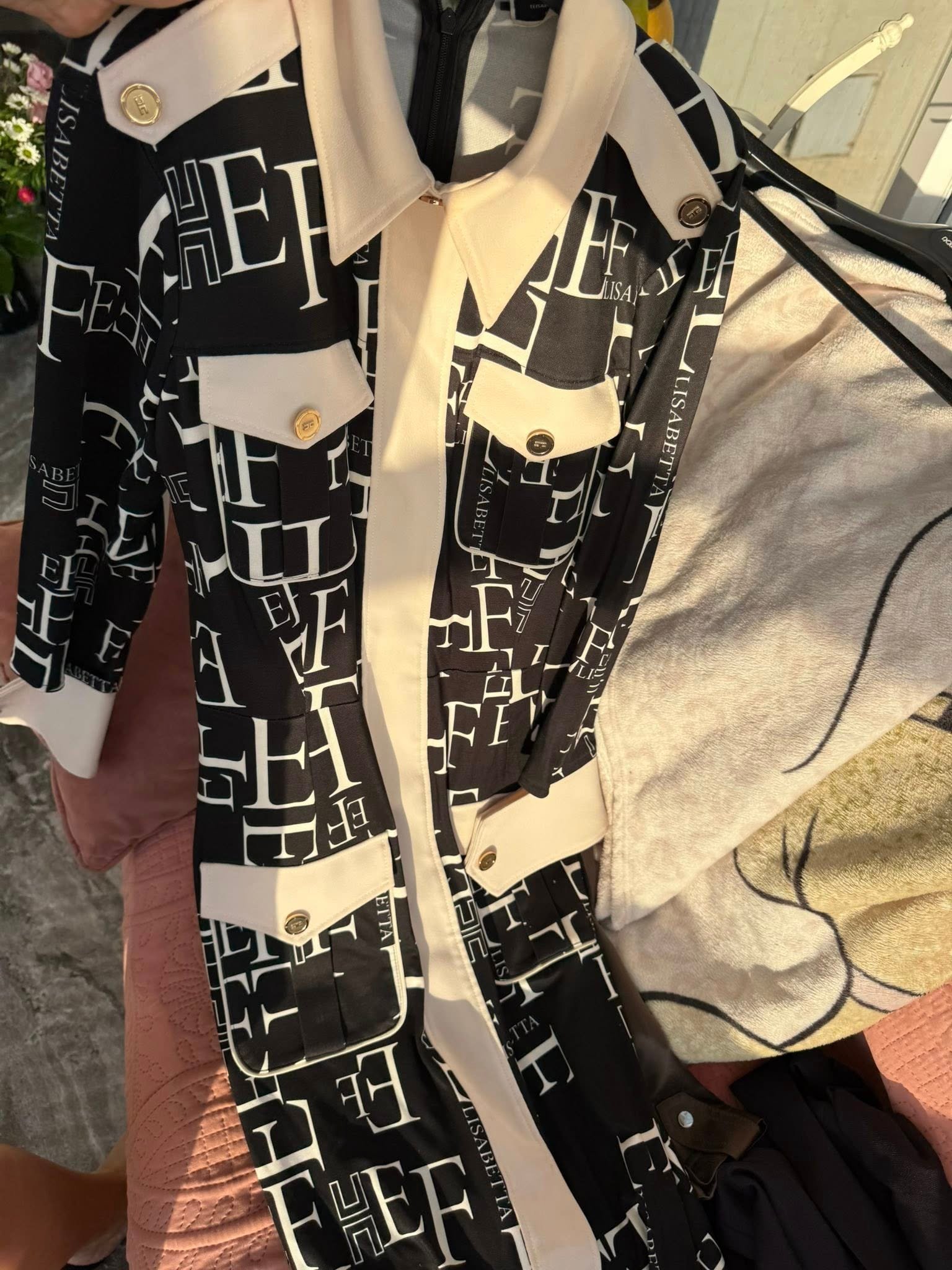 Elisabetta Franchi — платье с монограммой и контрастными вставками, размер M — 600 ₪ | אליזבטה פרנצ'י שמלה מידי מודפסת - Image 2