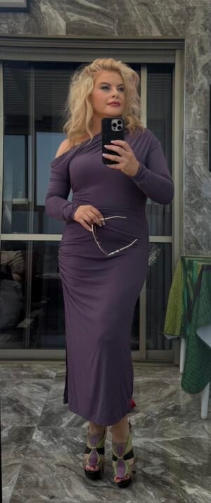 Сиреневое платье Elisabetta Franchi с открытым плечом