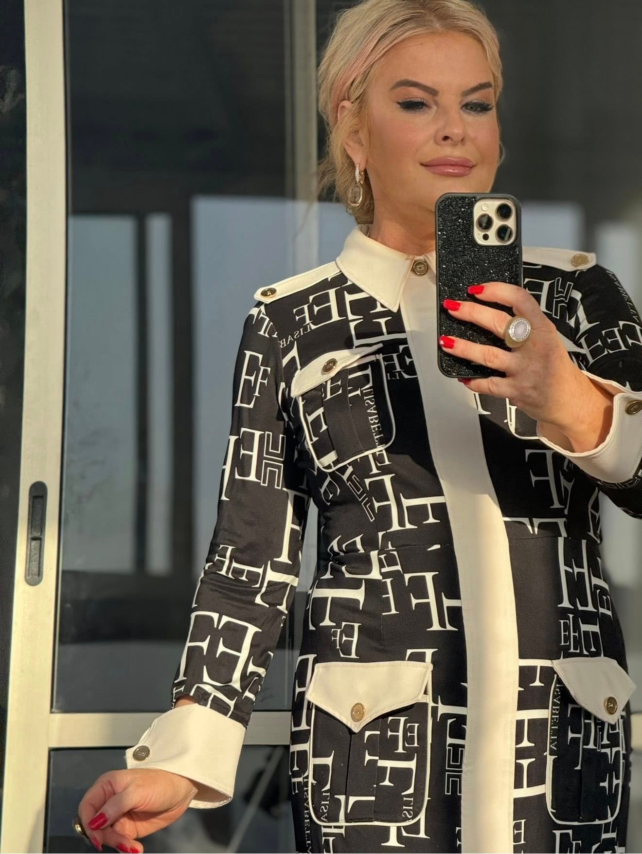 Elisabetta Franchi — платье с монограммой и контрастными вставками, размер M — 600 ₪ | אליזבטה פרנצ'י שמלה מידי מודפסת - Image 3