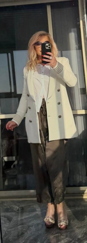 Белый жакет Elisabetta Franchi с золотыми пуговицами