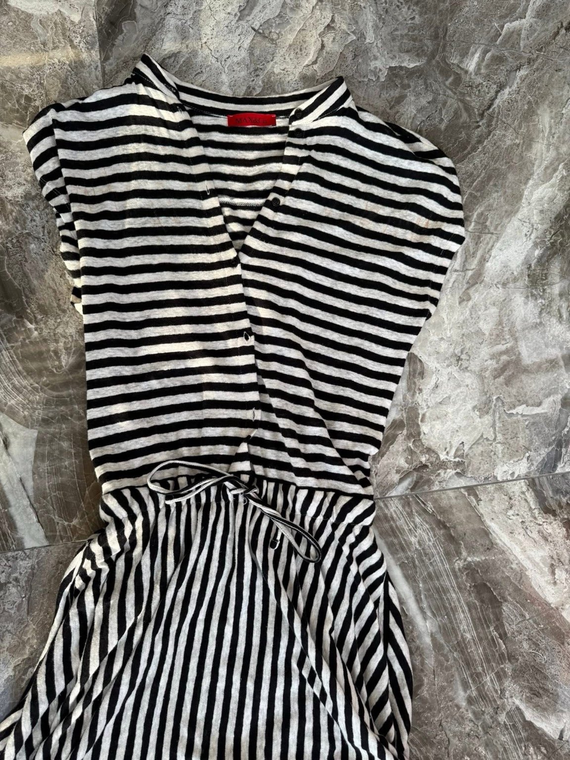 Max&Go — длинное полосатое платье в чёрно-белой гамме, кулиска на талии — 400 ₪ | Max&Go — שמלת מקסי מפוספסת בשחור-לבן עם קשירת מותן — 400 ₪ | Julia Raskin Style - Image 2