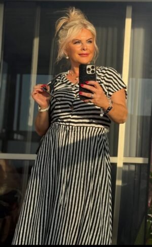 Длинное полосатое платье Max&Go в чёрно-белой гамме с кулиской на талии — 400 ₪».