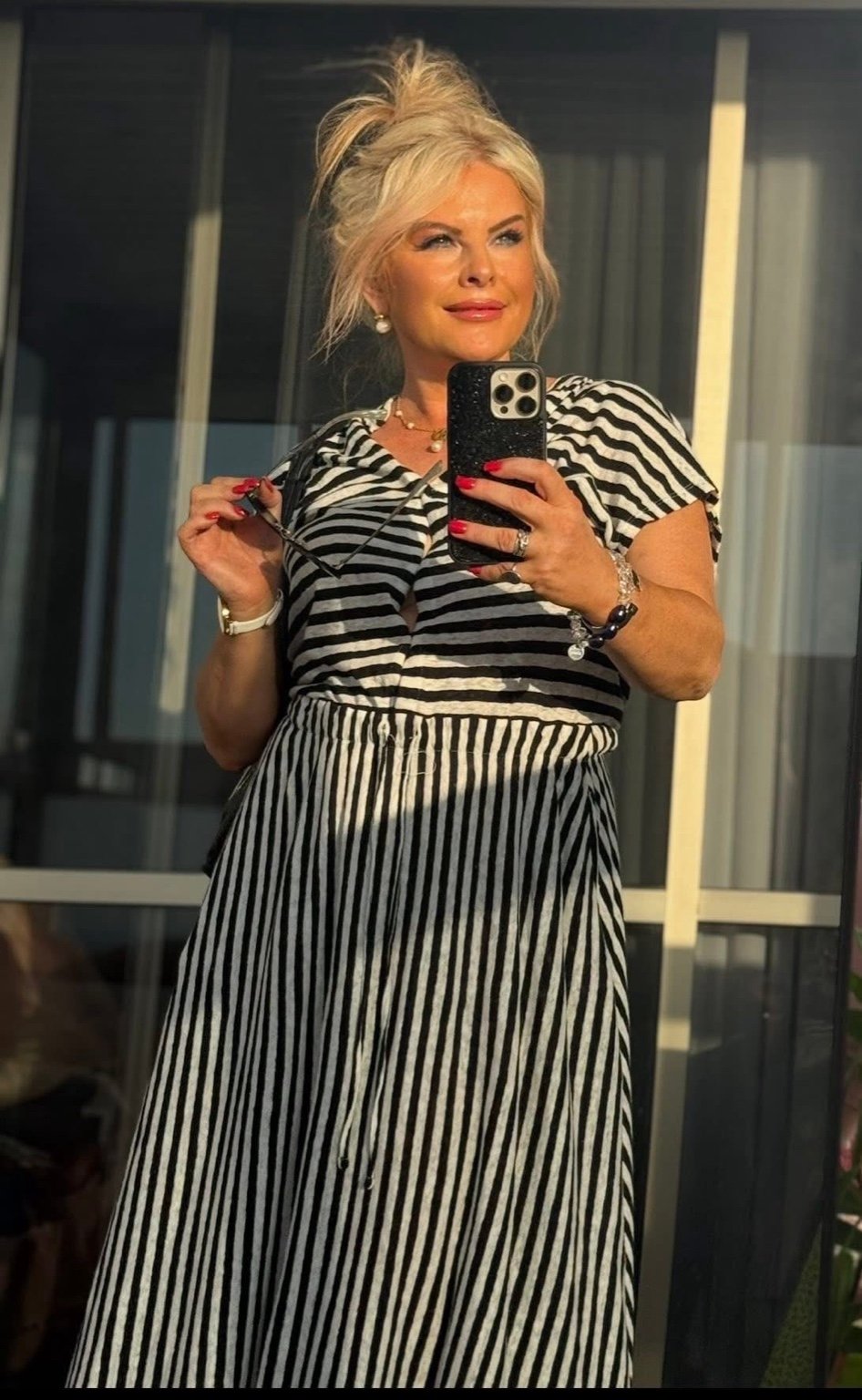 Длинное полосатое платье Max&Go в чёрно-белой гамме с кулиской на талии — 400 ₪».