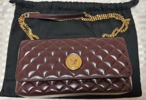 Клатч Versace вишнёвого цвета с золотой цепочкой и эмблемой Medusa