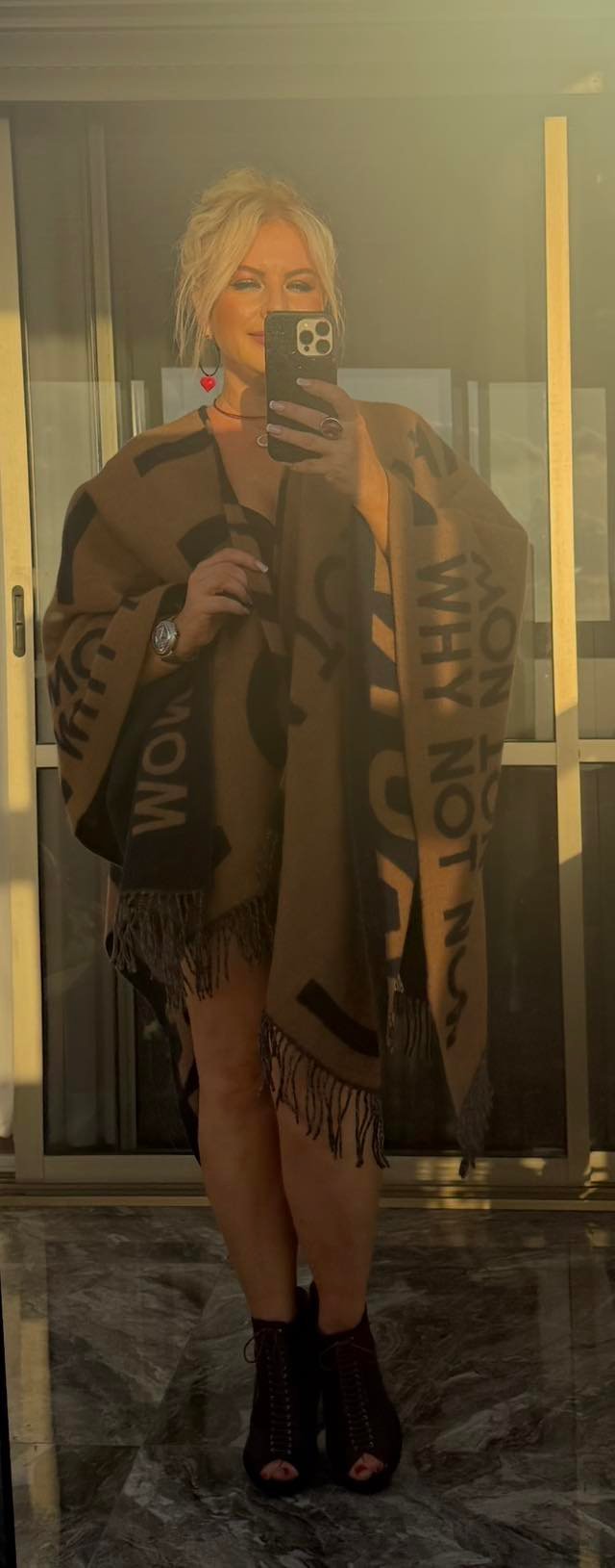 Пончо-плед карамельно-шоколадного оттенка | פונצ'ו פלד בצבע קפה חם ונעים — 300 ₪ - Image 4