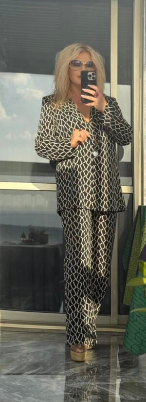 Женщина в костюме Amy & Cloe с геометрическим принтом