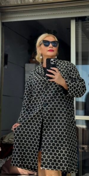 Женщина в чёрно-белом пальто с крупным принтом — элегантный образ