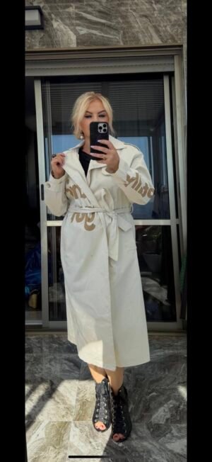 Молочный тренч MIHO’S с надписями WOMAN и this good you