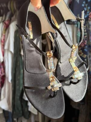 Сандалии Giuseppe Zanotti с кристаллами Swarovski крупным планом