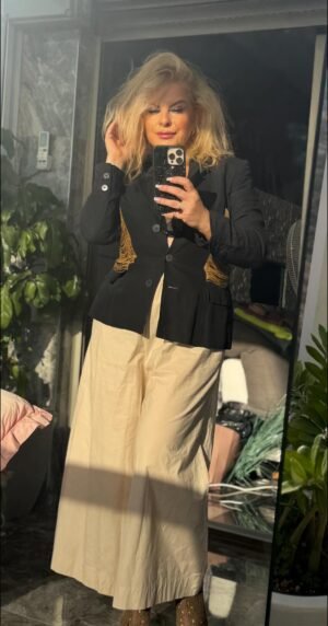 Женщина в черном пиджаке Lolita Lempicka с золотыми акцентами