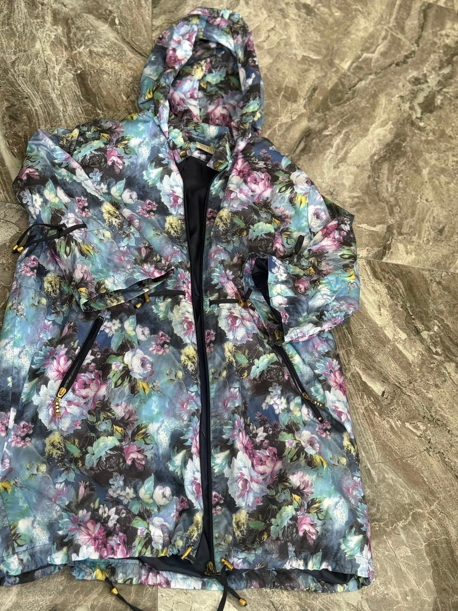 : Ветровка крупным планом — капюшон и молнии