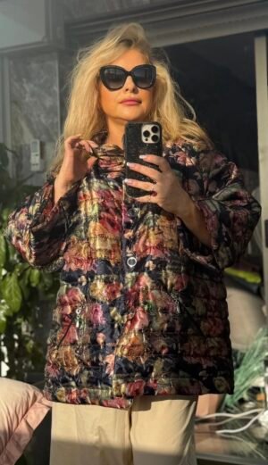 Женщина в куртке TOK Collection с цветочным принтом позирует на солнце