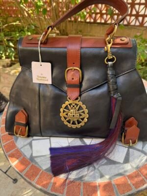 Кожаная сумка Vivienne Westwood с логотипом и кисточкой, вид крупным планом