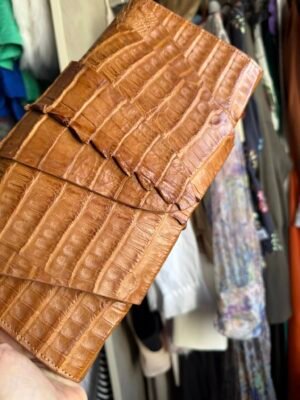 Карамельная сумка-клатч из натуральной кожи крокодила