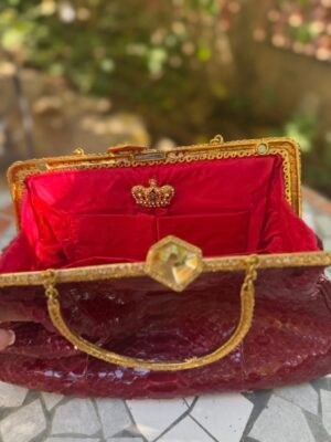 Бордовая сумка из натуральной кожи питона с золотыми ручками, вид на солнце