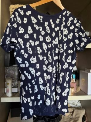 Синяя футболка Michael Kors с белыми пайетками, вид спереди