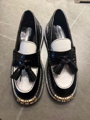 Чёрно-белые лоферы SANDRO Paris с кисточками