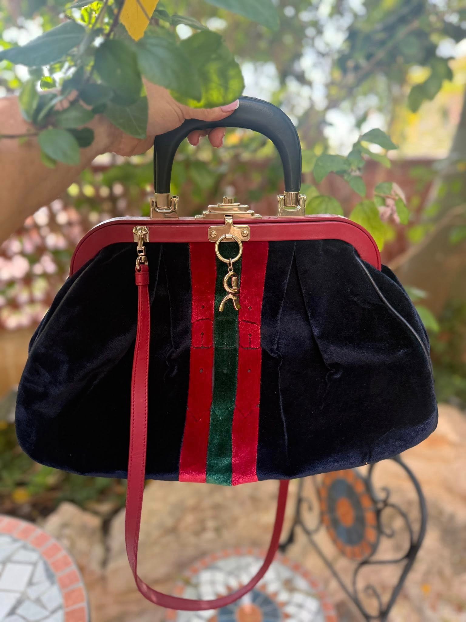 : Бархатная сумка Roberta Di Camerino с красно-зелёной лентой и золотой застёжкой