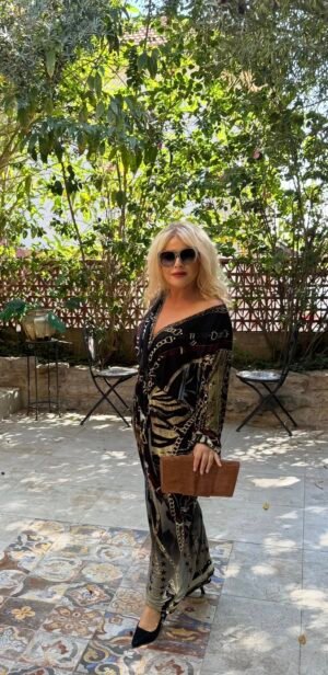 Длинное платье Camilla с узором и камнями Swarovski на плечах