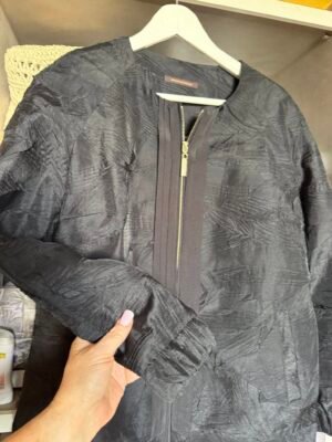 Чёрный фактурный бомбер Adolfo Dominguez на вешалке крупным планом