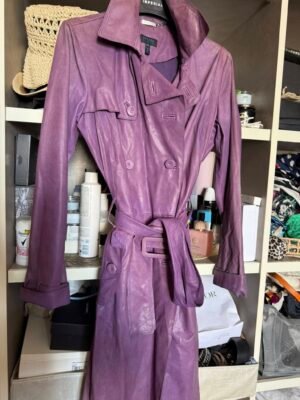 Лавандовый винтажный кожаный плащ Escada на вешалке крупный план