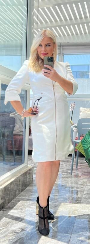 Белое платье Karin Milin с золотой молнией на модели