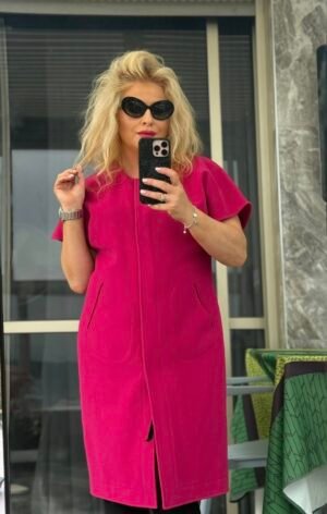 Пальто-накидка цвета фуксия с золотыми пуговицами крупный план