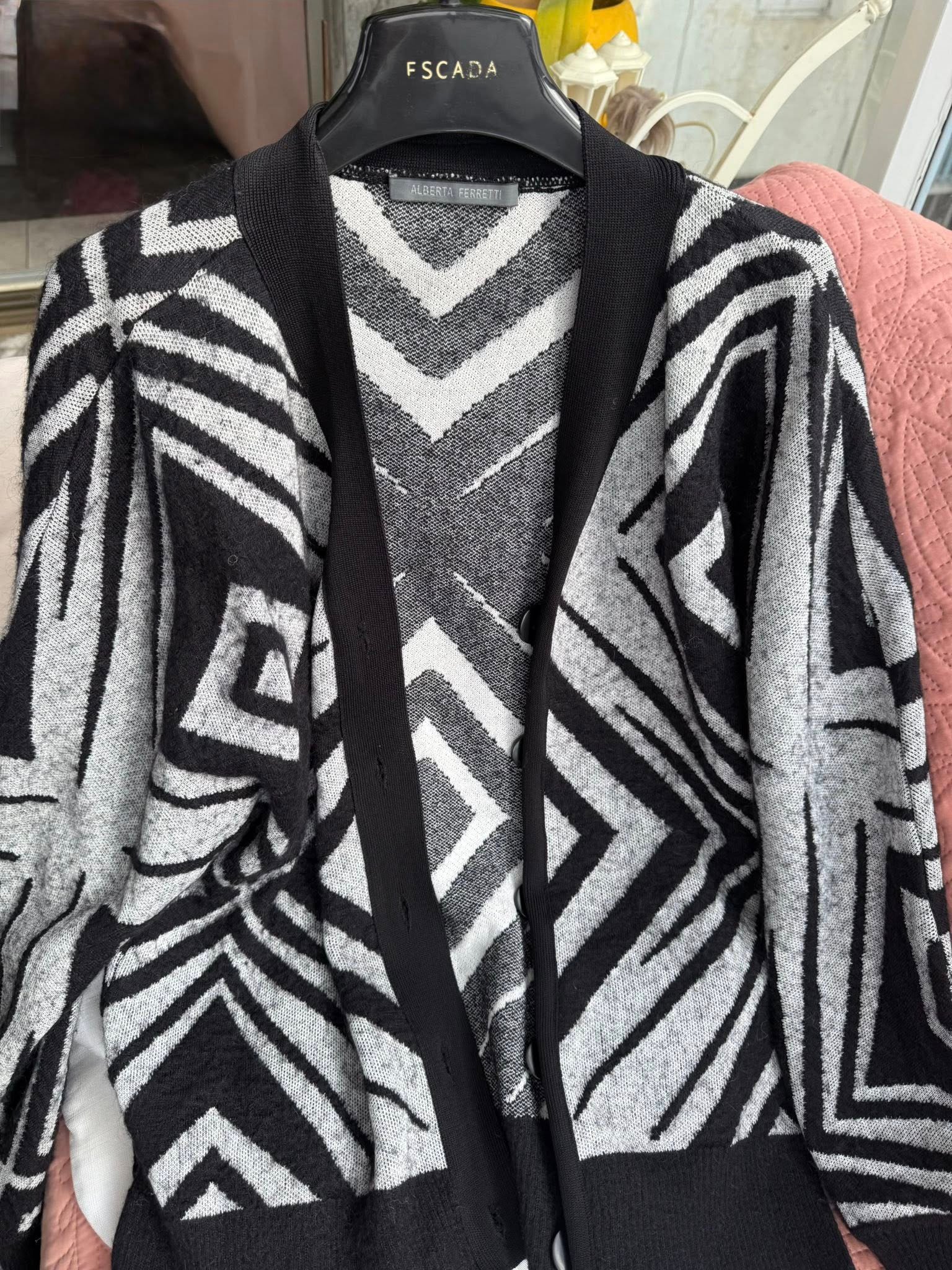 Роскошный кардиган Alberta Ferretti — графичный чёрно-серый шик 🖤 | קרדיגן אלגנטי של אלברטה פרטי — 400 ₪ - Image 3