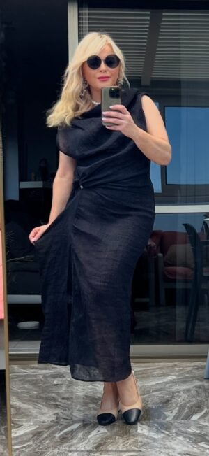 Черное длинное платье Massimo Dutti на модели, вид спереди