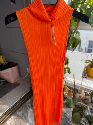 Длинное трикотажное платье морковного цвета на вешалке