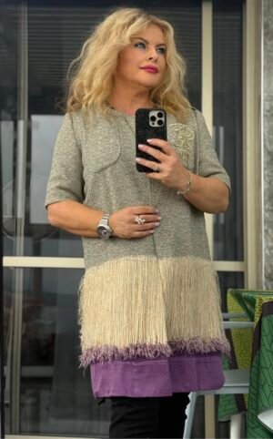 Модель в жакете L’Insomnia с бахромой шампань и лавандовым акцентом