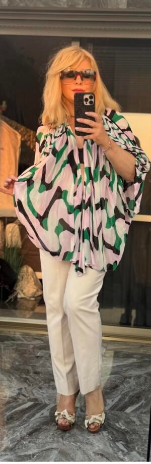 ALT: Блузка Reiss крупный план — драпировка и яркий принт