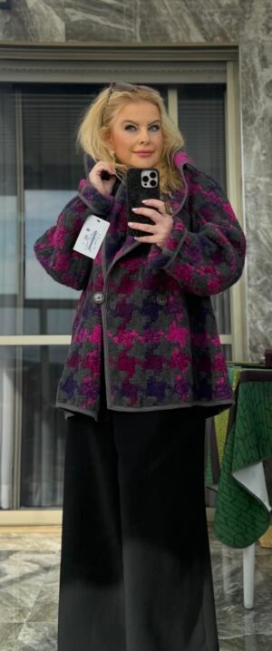 Мини-пальто WELL на модели, вид спереди