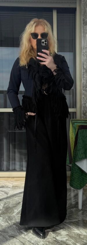 Модель в куртке total black, полный рост, эффект движения бахромы