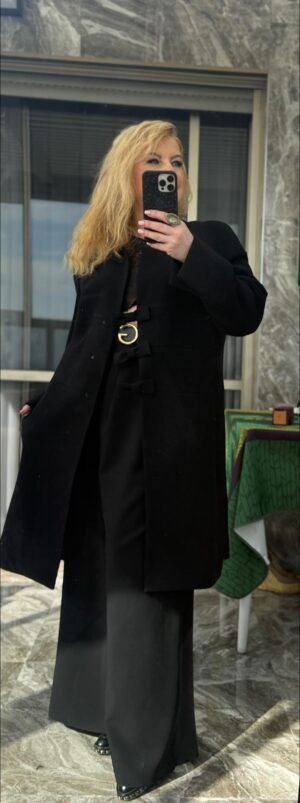 Чёрное шерстяное пальто WEILL Paris на модели