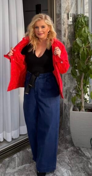 Образ с курткой Armani Exchange: красная куртка, чёрный топ и синие брюки, вид спереди