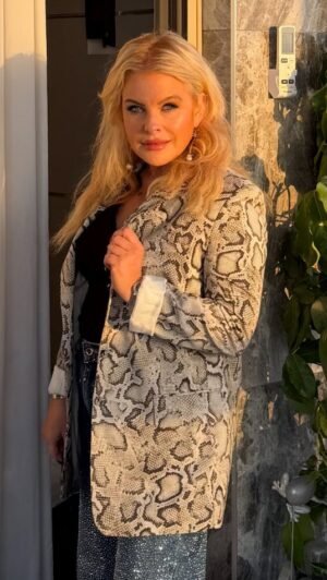 PINKO — пиджак-оверсайз с принтом под кожу змеи и неоновой полосой (серо-бежевый) S–M — 650 ₪ | De Luxe by Julia Raskin / PINKO — בלייזר אוברסייז בהדפס נחש עם פס ניאון (אפור-בז׳) S–M — ₪650 | De Luxe by Julia Raskin